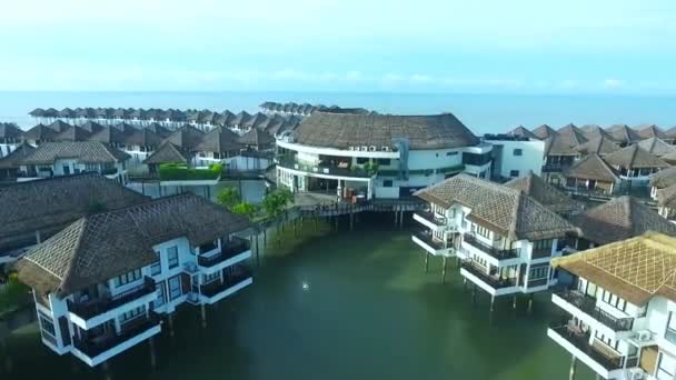 豪華な観光で信じられないほどの空中ドローンビュー Avani Sepang Gold Coast Resortマレーシア熱帯の海の曇りの海の景色 — ストック動画