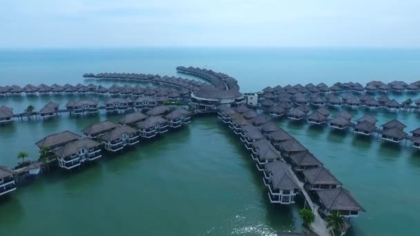 豪華な観光で素晴らしい空中ドローンビューAvani Sepang Gold Coast Resortマレーシア熱帯の海の曇りの海の景色 — ストック動画