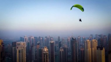 Paraşütle atlayan paraşütlü ppg uçuşu inanılmaz paraşüt yüksekliğinde Dubai plajı modern şehir manzarası