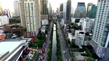 Büyük metropol şehri Bangkok 'un yüksek gökdelen kulesi üzerinde büyüleyici bir insansız hava aracı uçuşu.