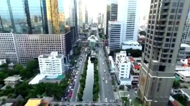 Büyük metropol şehri Bangkok 'un yüksek gökdelen kulesi üzerinde muhteşem bir insansız hava aracı uçuşu.
