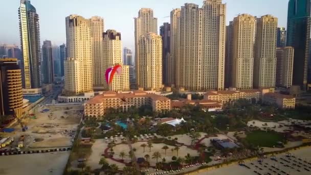 Angetriebenes Gleitschirmfliegen Mit Fallschirm Herrlichen Strand Von Dubai Modernes Gebäude — Stockvideo