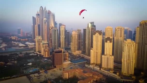 Aangedreven Paragliding Paramotoring Ppg Vlucht Met Parachute Spectaculaire Antenne Dubai — Stockvideo