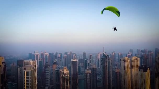 驚くべき空中ドバイのビーチ現代的な建物の街並みでパラシュートの高いパラダイムパラグライダーPg飛行 — ストック動画