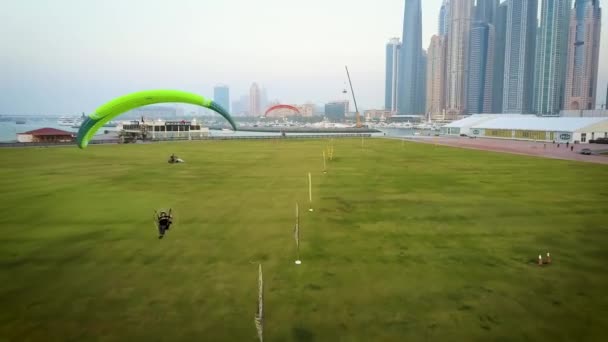 Powered Paragliding Πτήση Πολύχρωμο Αλεξίπτωτο Στο Μεγάλο Πεδίο Υπέροχο Ουρανοξύστη — Αρχείο Βίντεο