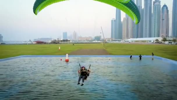 Powered Paragliding Πτήση Πολύχρωμο Αλεξίπτωτο Στο Μεγάλο Πεδίο Όμορφο Ουρανοξύστη — Αρχείο Βίντεο