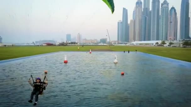 Aangedreven Paragliding Ppg Paramotoring Vlucht Met Kleurrijke Parachute Groot Veld — Stockvideo