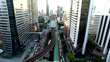 Büyük metropol şehri Bangkok 'un yüksek gökdelen kulesi binaları üzerinde resim gibi bir insansız hava aracı uçuşu