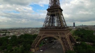 Eyfel Kulesi milli sembolü Paris Fransa Champ de Mars uzun çelik heykel bulutlu bir gün