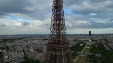 Eyfel Kulesi ulusal sembolü Paris Fransa Champ de Mars uzun çelik heykel bulutlu bir gün