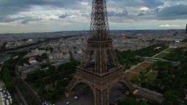 Eyfel Kulesi 'nin güzel insansız hava aracı görüntüsü ulusal sembol Paris Fransa Champ de Mars çelik anıtı bulutlu şehir manzarası