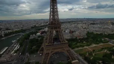 Eyfel Kulesi milli sembolü Paris Fransa Champ de Mars çelik heykeli bulutlu şehir manzarasında inanılmaz bir hava aracı görüntüsü