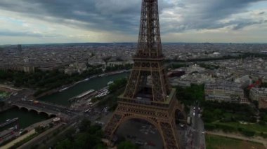 Eyfel Kulesi milli sembolü Paris Champ Mars uzun çelik heykel bulutlu şehir manzarası