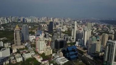 Şehir merkezinde Bangkok Tayland 'ın yüksek gökdelen binaları muhteşem bir insansız hava aracı şehir üzerinde.