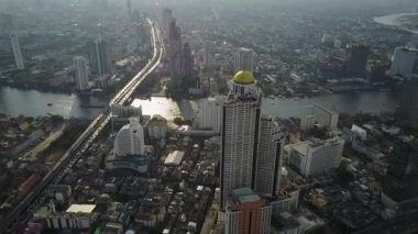 Şehir merkezindeki Bangkok Tayland şehir merkezindeki kentsel yüksek gökdelen kule binaları.