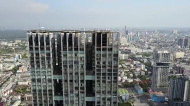 Bangkok Tayland şehir merkezindeki modern yüksek gökdelen kulesi binaları muhteşem bir insansız hava aracı şehir üzerinde.