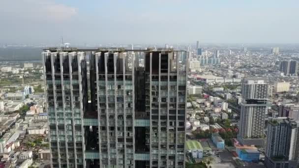 Moderne hoge stedelijke wolkenkrabber toren gebouwen van Bangkok Thailand centrum in prachtige luchtfoto drone cityscape flyover — Stockvideo
