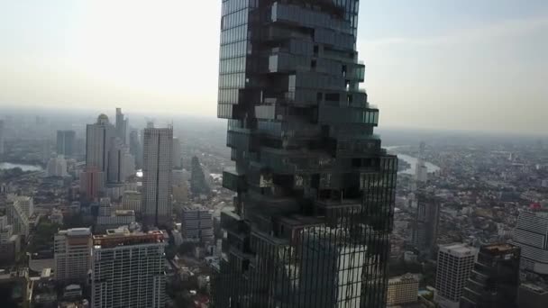 Urban moderna höga skyskrapa torn byggnader i Bangkok Thailand centrum i underbara antenn drönare stadsbild viadukt — Stockvideo