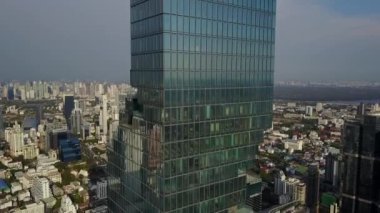 Şehir merkezinde Bangkok Tayland 'ın gökdelen binaları üzerinde inanılmaz bir insansız hava aracı var.