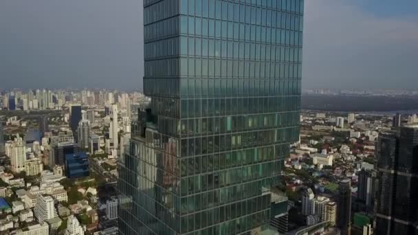 Vysoká moderní městská věž mrakodrapy budovy Bangkok Thajsko v centru města v neuvěřitelné letecké drone cityscape přelet — Stock video