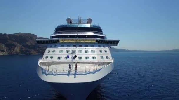 Fascinante vista aérea de drones en un lujoso crucero turístico de cruceros navegando lento en el tranquilo paisaje marino de agua azul — Vídeo de stock