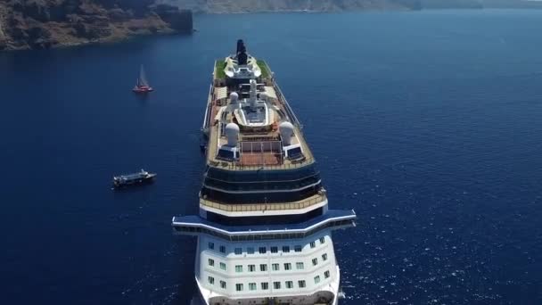 Incrível top aéreo drone tiro de luxo resort turístico navio de cruzeiro navegando lento na calma azul oceano água paisagem marinha — Vídeo de Stock