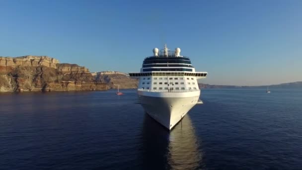 Incrível drone aéreo tiro de luxo resort navio de cruzeiro turístico vela lenta no mar azul calmo paisagem marinha ensolarada — Vídeo de Stock