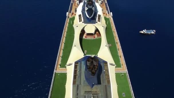 Splendida vista drone aerea superiore sul resort di lusso nave da crociera turistica di linea a vela lenta sulla calma blu oceano acqua paesaggio marino — Video Stock