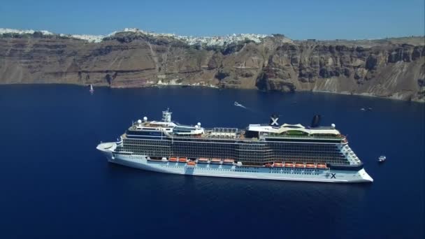 Adembenemende drone schot van luxe resort toeristische cruiseschip varen langzaam op kalme blauwe oceaan water zeegezicht — Stockvideo