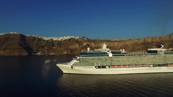 Maravillosa vista aérea del dron en el crucero turístico de lujo barco de crucero navegando lento en el océano azul tranquilo paisaje marino soleado — Vídeos de Stock