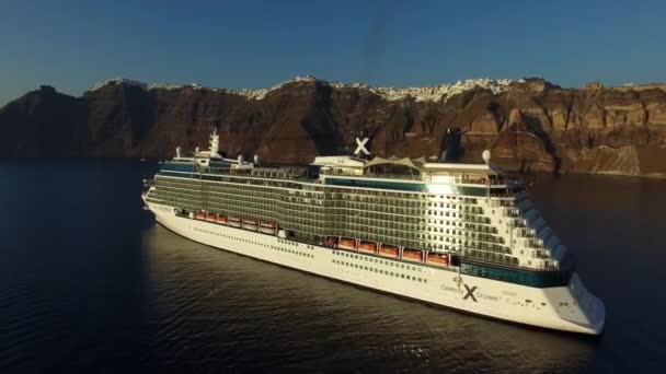 Prachtige antenne drone schot van luxe resort toeristische cruiseschip varen langzaam in rustige blauwe oceaan water zeegezicht — Stockvideo
