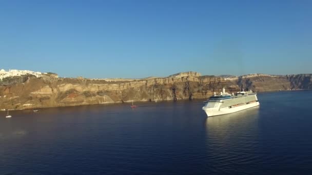 Maravillosa vista aérea del dron en el crucero turístico de lujo crucero barco navegando lento en el océano azul tranquilo paisaje marino — Vídeo de stock