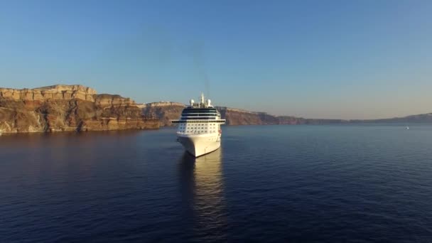 Mooie antenne drone schot van luxe resort toeristische cruise schip varen langzaam op kalme blauwe oceaan water zeegezicht — Stockvideo