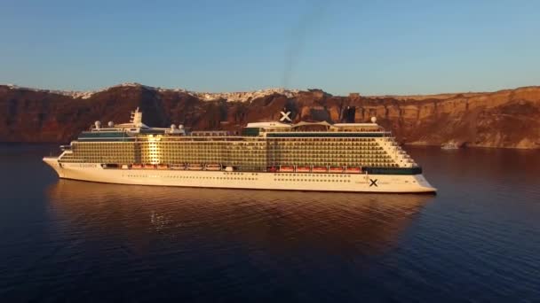Verbazingwekkende antenne drone uitzicht op luxe resort toeristische cruiseschip varen langzaam op rustige blauwe oceaan zonsondergang zeegezicht — Stockvideo