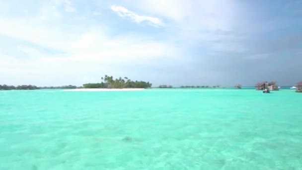 トロピカルシーサイドラグジュアリーリゾートでターコイズブルーの穏やかな海の水の素晴らしいショットモルディブの島の風景スカイライン — ストック動画