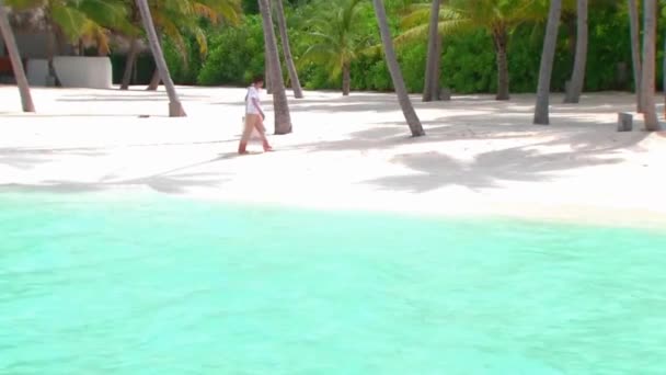 Romantik Çift Kumsalda Sahil Kıyısında Palmiye Ağaçlarının Kıyı Şeridinde Turkuaz — Stok video