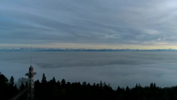 早朝の日の出の風景の上に濃い雨霧の雲で覆われた空に魅力的な4Kの空中ドローンのフライオーバービュー — ストック動画