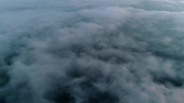 Photo Aérienne Pittoresque Drone Caméra Volant Travers Épais Brouillard Nuage — Video