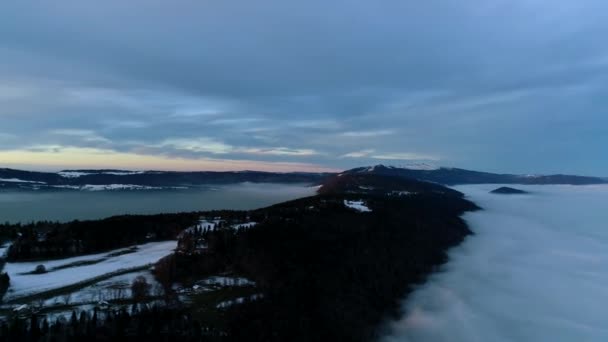 冷たい夕方に濃い大雨の雲霧の中でゴージャスな空中ドローン4Kのパノラマのフライオーバー青い空の森の風景 — ストック動画