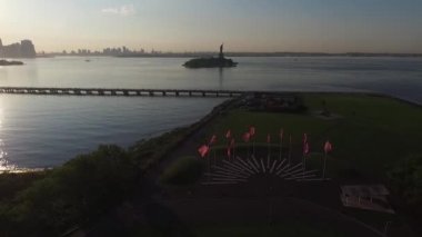 Amerika Birleşik Devletleri 'nin Amerikan Özgürlük Heykeli' nin havadan büyüleyici görüntüsü ıssız ada okyanusu günbatımında