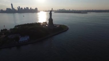 Ulusal sembol üzerinde resimli hava aracı görüntüsü. Amerika Birleşik Devletleri Özgürlük Heykeli. Issız ada okyanusunda gün batımında.