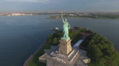 Özgürlük Anıtı 'nın güzel hava manzarası. Usa Amerika ulusal sembolü. Akşamüstü okyanus manzarası.
