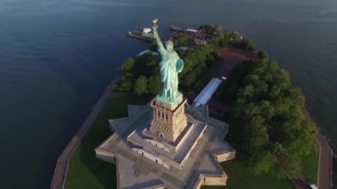 Usa Amerika 'nın ulusal sembolü olan Özgürlük Anıtı' nın akşamüstü okyanus manzaralı muhteşem insansız hava aracı.