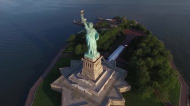 Usa Amerika Ulusal Sembolü Özgürlük Anıtı 'nın akşamüstü okyanus manzarası
