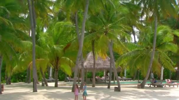 Due Bambine Che Parlano Giocando Spiaggia Sabbia Tropicale Oceano Resort — Video Stock