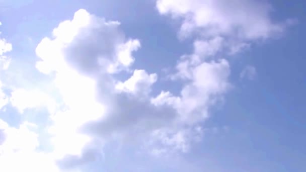 Incroyable coup régulier de nuages blancs pelucheux flottant lentement dans un ciel bleu clair tôt le matin soleil 