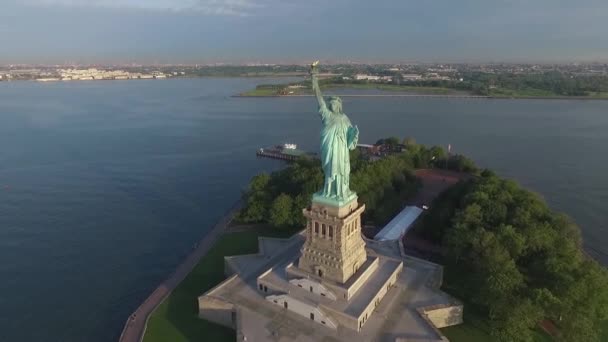 Vacker Drönare Antenn Staty Liberty Monument Usa Amerika Nationell Symbol — Stockvideo