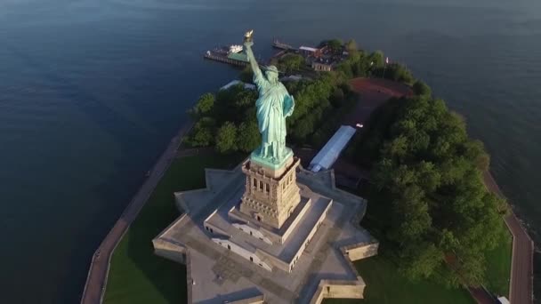 Atemberaubende Drohne Luftaufnahme Auf Statue Des Freiheitsdenkmals Usa Amerika Nationales — Stockvideo