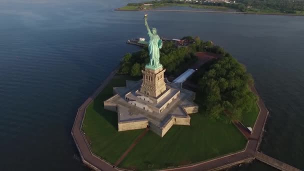 Underbar Drönare Antenn Staty Liberty Monument Usa Amerika Nationell Symbol — Stockvideo