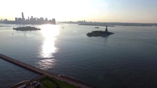 Впечатляющий Вид Воздушного Беспилотника Национальный Символ Соединенных Штатов Америки Статую — стоковое видео